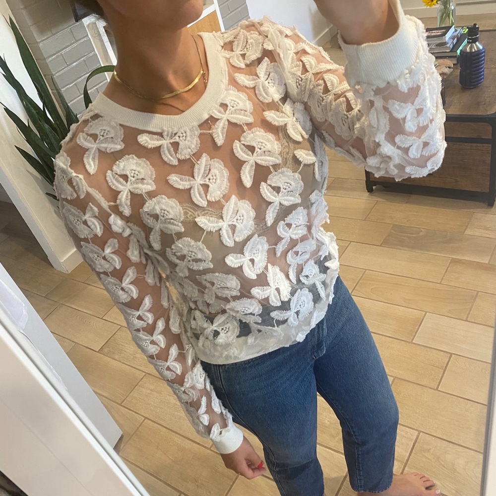 Beautiful floral detail top - Picture 5 of 5